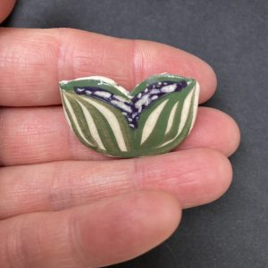Broche fleur verte et violette